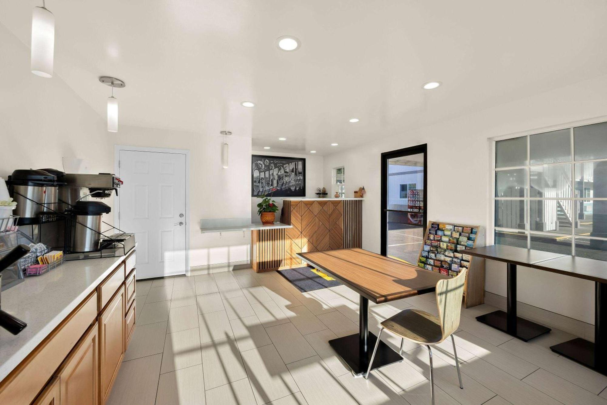 Super 8 By Wyndham Crescent City Buitenkant foto