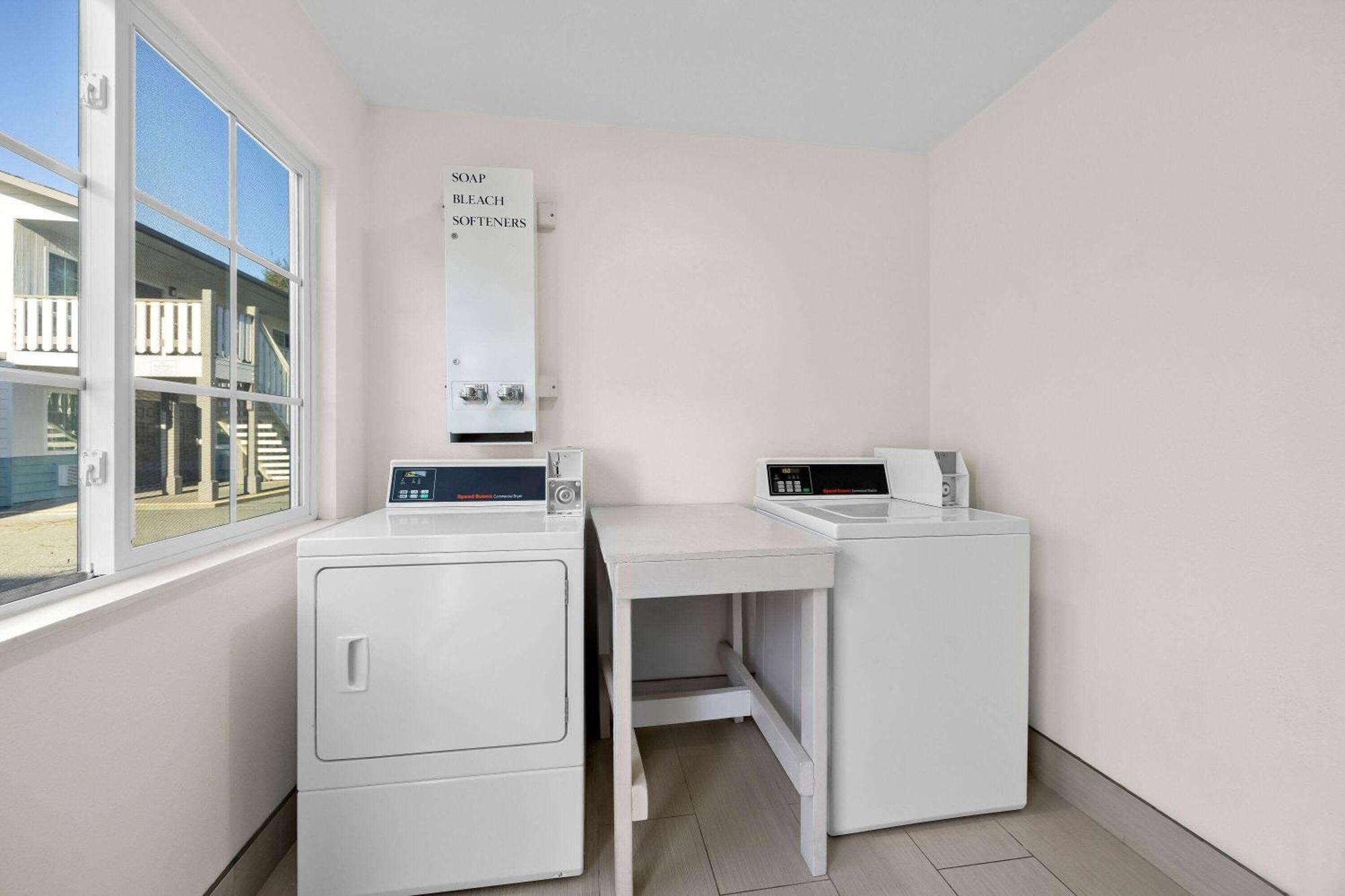 Super 8 By Wyndham Crescent City Buitenkant foto